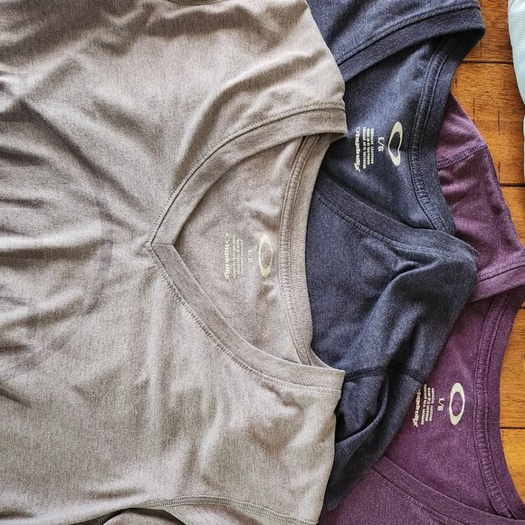 Oakley V-neck tshirt - Picture 3 of 3